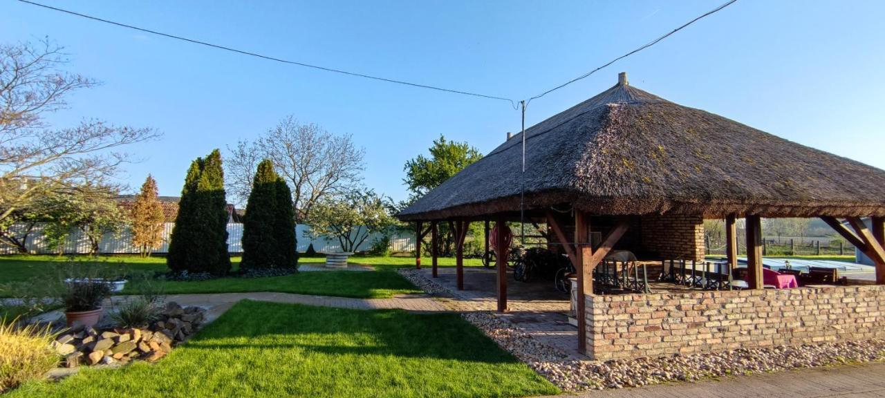 Village Garden Family Guest House Tiszakanyar Екстер'єр фото