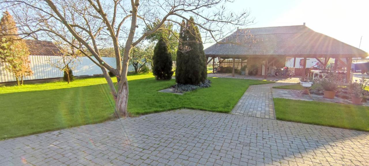 Village Garden Family Guest House Tiszakanyar Екстер'єр фото