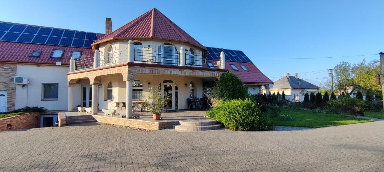 Village Garden Family Guest House Tiszakanyar Екстер'єр фото