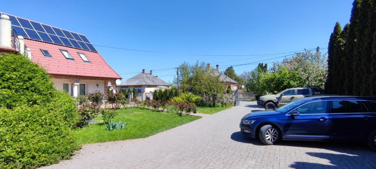 Village Garden Family Guest House Tiszakanyar Екстер'єр фото