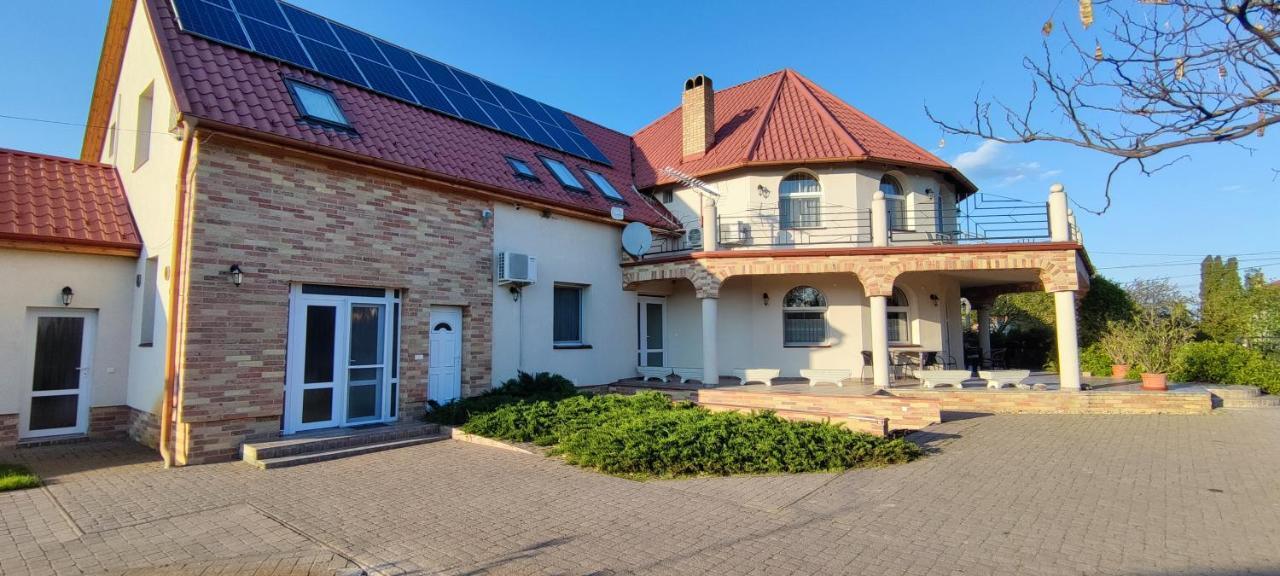 Village Garden Family Guest House Tiszakanyar Екстер'єр фото