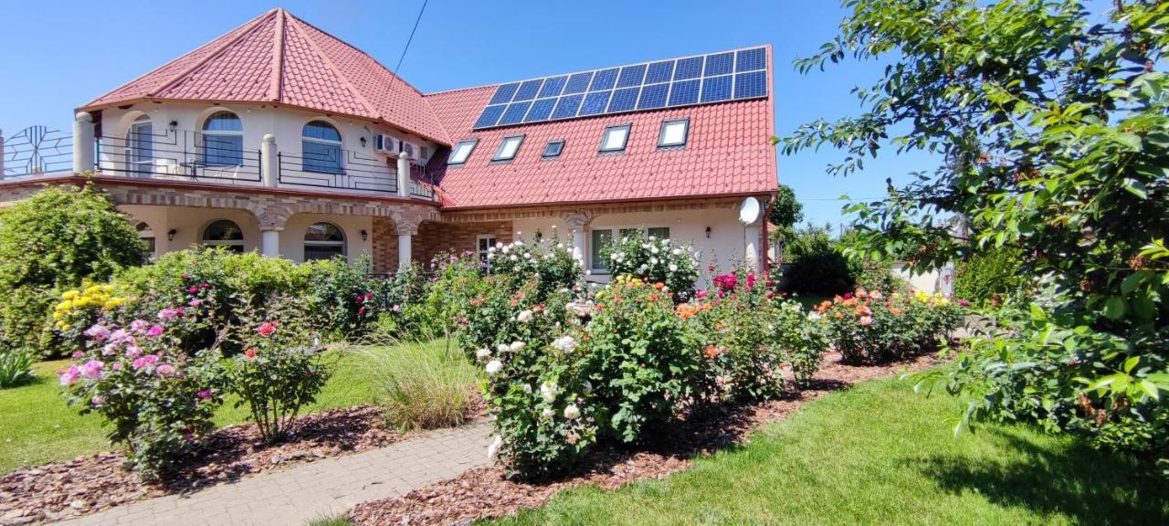 Village Garden Family Guest House Tiszakanyar Екстер'єр фото