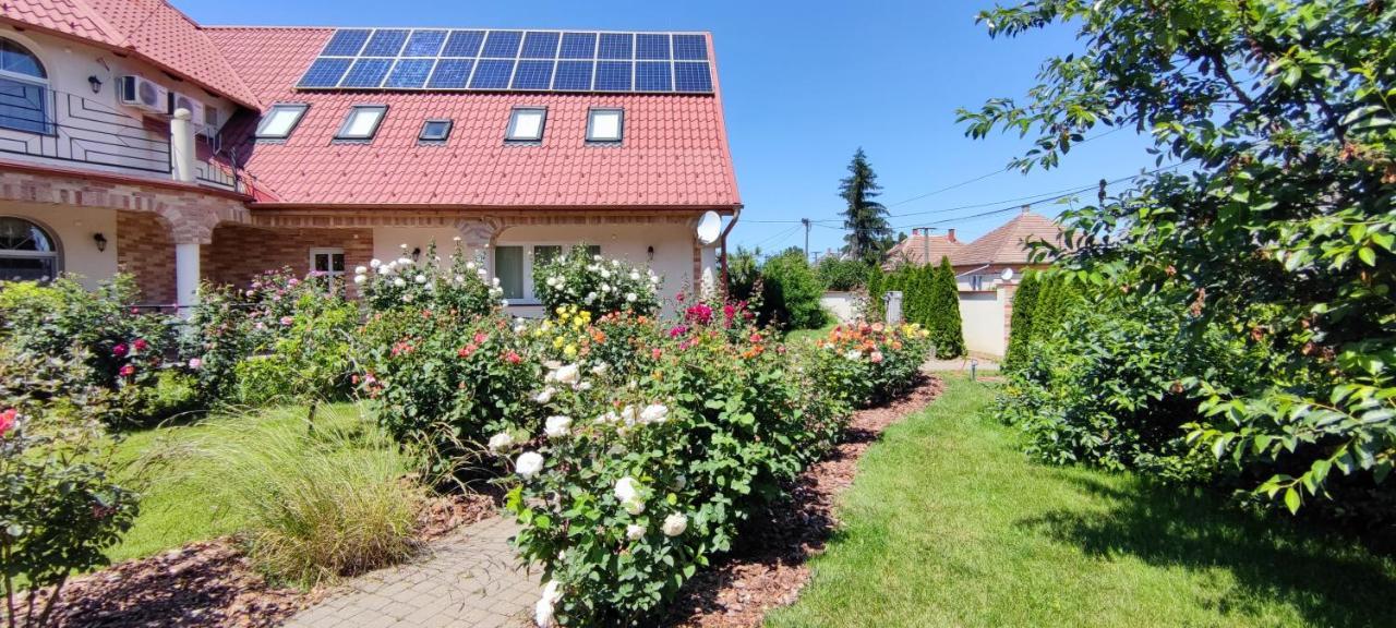 Village Garden Family Guest House Tiszakanyar Екстер'єр фото